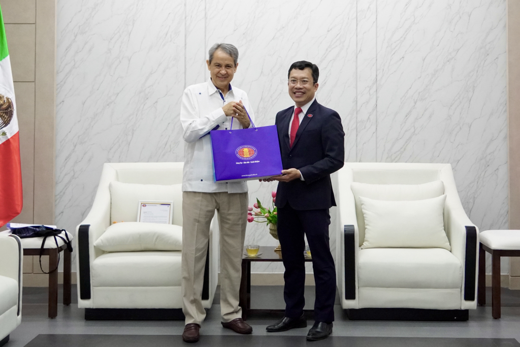 TS. Lê Hoàng Dũng trao tặng quà lưu niệm cho Ngài Đại sứ Alejandro Negrín - Ảnh: KHÁNH MY