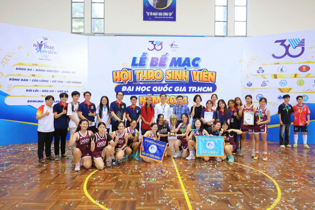 Đoàn thể thao Trường ĐH KHXH&NV đón nhận thành quả sau gần 07 tháng nỗ lực: