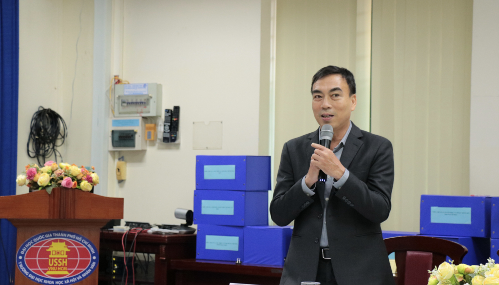 TS. Phạm Tấn Hạ giới thiệu khái quát về hệ thống đảm bảo chất lượng bên trong và quá trình cải tiến chất lượng đào tạo - Ảnh: Phương Khanh 