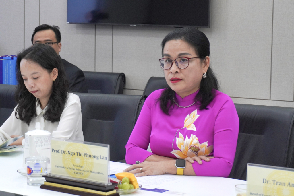 GS.TS Ngô Thị Phương Lan chia sẻ tiềm năng hợp tác cùng phát triển của Trường ĐH KHXH&NV, ĐHQG-HCM và Đại học Quốc gia Gyeongsang, Hàn Quốc - Ảnh: QUỲNH NHƯ