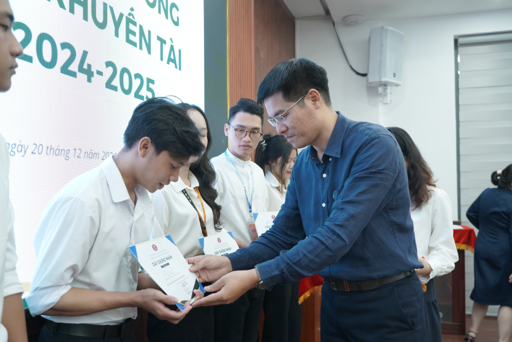TS. Lê Hoàng Dũng và ThS. Trần Nam trao học bổng cho các bạn sinh viên - Ảnh: Phạm Trí