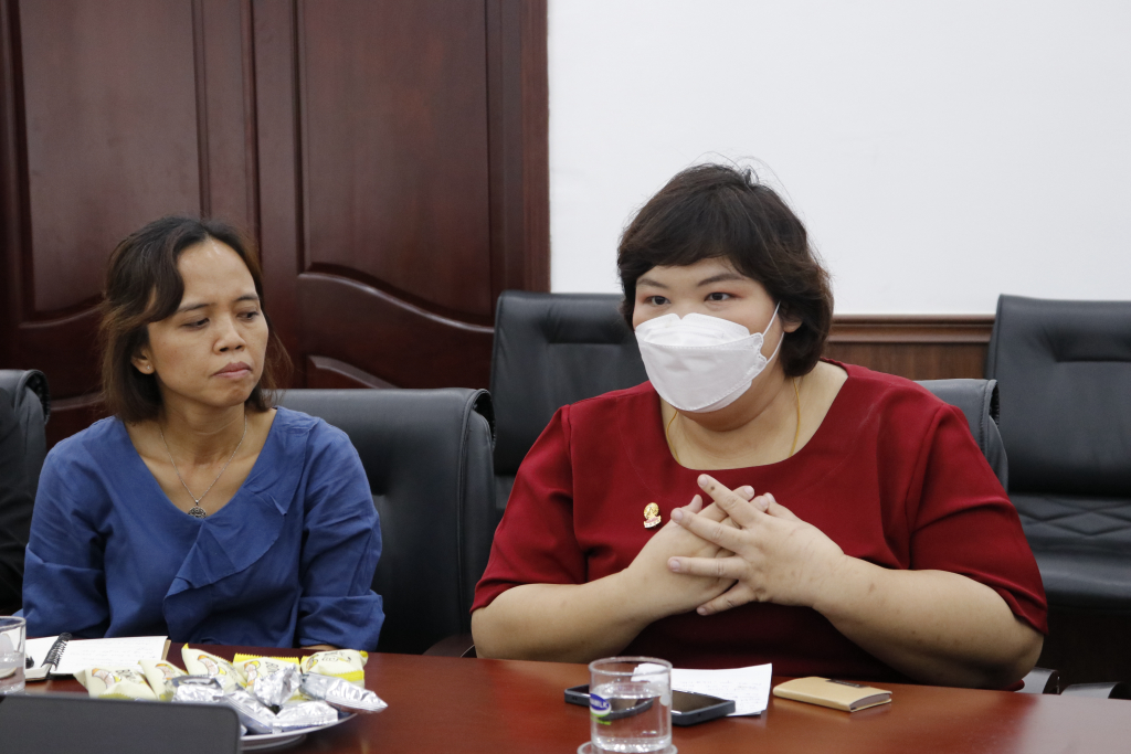 Bà Pimnapa Amaritworachai chia sẻ về thư viện Trường ĐH Chulalongkron - Ảnh: Tuyết Hồng
