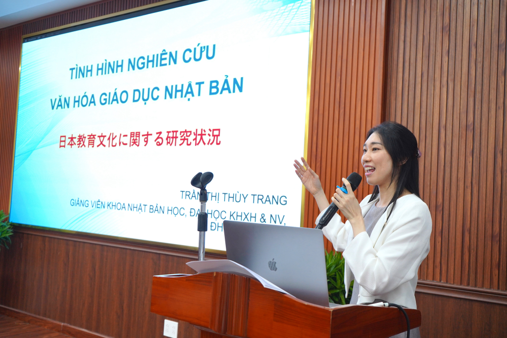 TS. Trần Thị Thùy Trang - giảng viên khoa Nhật Bản - trình bày báo cáo “Tình hình nghiên cứu văn hóa giáo dục Nhật Bản” - Ảnh: Phạm Trí