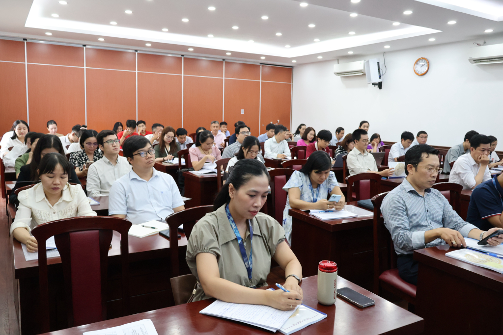 Đoàn kiểm tra tập trung theo dõi các quy định mới trong buổi tập huấn - Ảnh: KHÁNH BĂNG