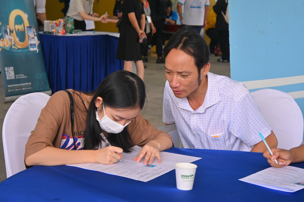 Phụ huynh và học sinh đến từ sớm làm thủ tục nhập học tại cơ sở Thủ Đức - Ảnh: CLB Truyền thông Info Plus