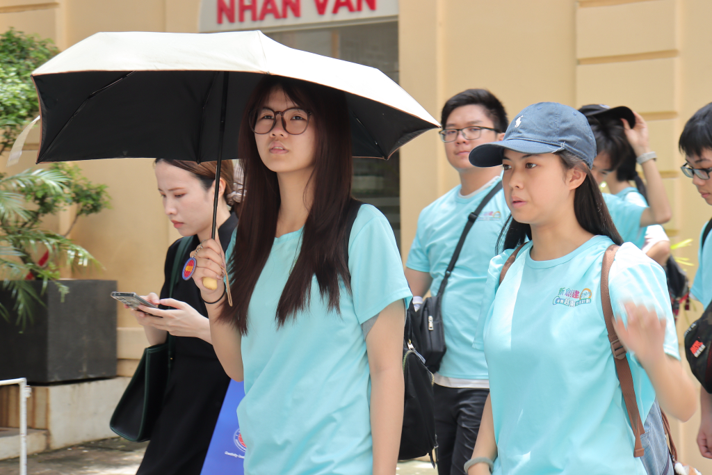Đoàn học sinh cùng phụ huynh di chuyển tham quan khuôn viên trường - Ảnh: THÚY QUỲNH