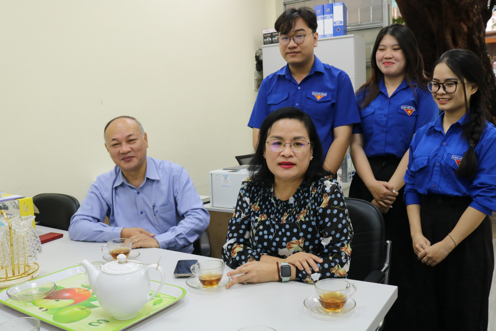 PGS.TS. Ngô Thị Phương Lan động viên BCH Đoàn thanh niên phát triển những giá trị độc đáo, riêng biệt của “Người nhân văn” - Ảnh: Quỳnh Mai 
