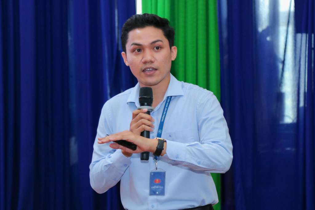 Thầy Phan Cao Nguyên, Giảng viên Khoa Du lịch chia sẻ về nguồn gốc và ý nghĩa của tò he, nghệ thuật dân gian đặc sắc của Việt Nam - Ảnh: TUẤN VỦ