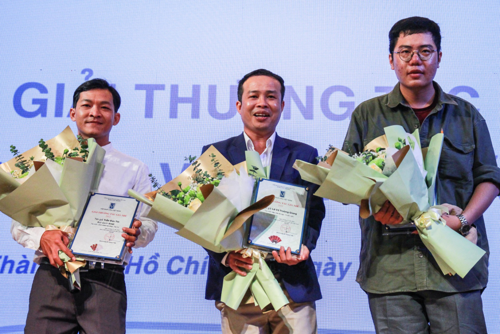 Trần Bảo Duy Khang (bên phải) nhận giải thưởng Tác giả trẻ - Ảnh: Thanh Trần