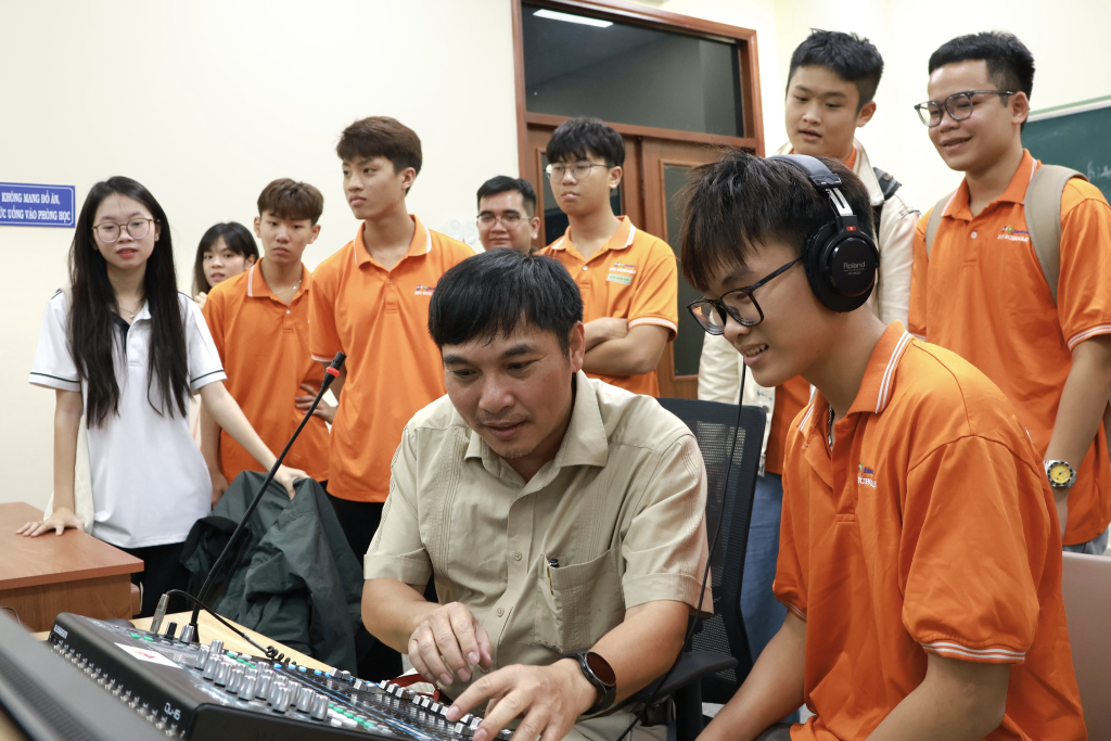 ThS. Phan Nguyên Vĩnh, Giảng viên Khoa BC&TT, hướng dẫn học sinh cách sử dụng các thiết bị thu âm, ghi hình - Ảnh: THANH HẢI
