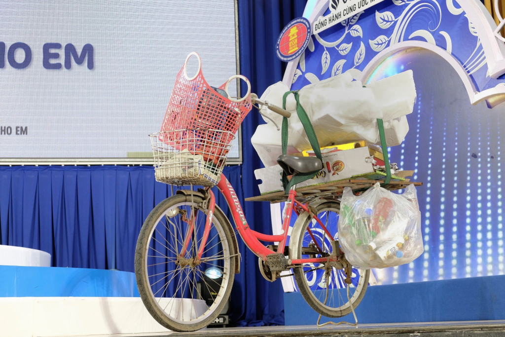 Chiếc xe đạp đồng hành với Gia Hân mỗi ngày - Ảnh: Huyền Linh