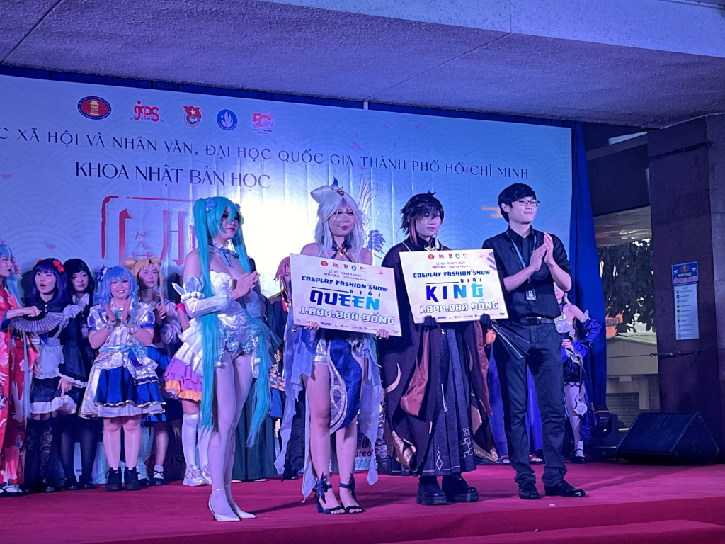 Đại diện khoa Nhật Bản học trao giải thưởng cho cuộc thi Cosplay Fashion Show - Ảnh: Khoa Nhật Bản học