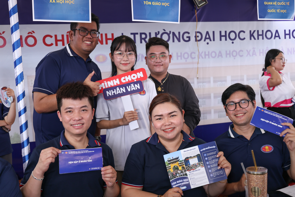Các giảng viên sẵn sàng tư vấn tuyển sinh - hướng nghiệp cho các bạn học sinh - Ảnh: MINH KHÔI