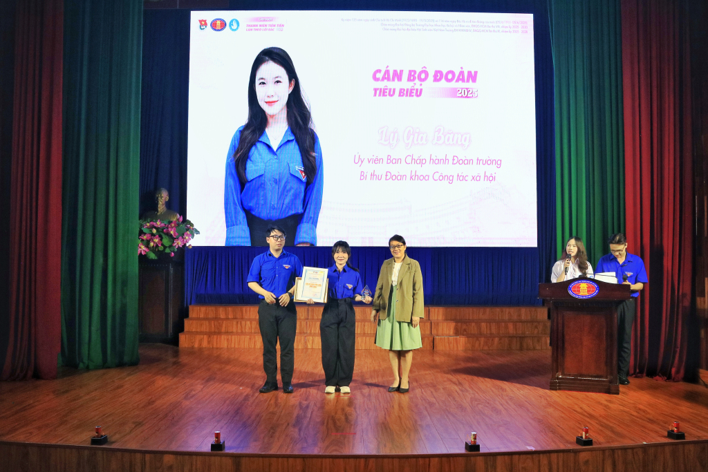 Mỗi danh hiệu tuyên dương là kết quả của một quá trình rèn luyện, cống hiến và xây dựng từ cơ sở - Ảnh: MINH PHƯƠNG