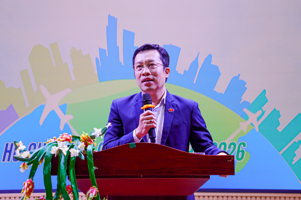 TS. Lê Hoàng Dũng kỳ vọng các đại biểu tham dự sẽ trở thành những nhà lãnh đạo của thế giới trong tương lai - Ảnh: ĐÌNH VINH