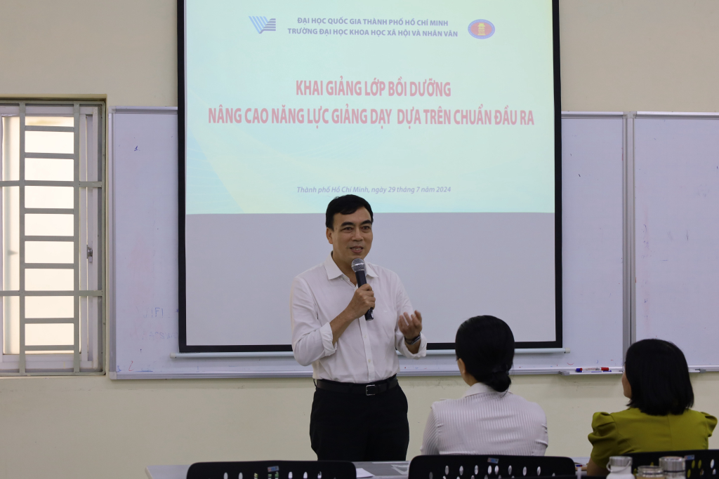 TS. Phạm Tấn Hạ phát biểu khai mạc chương trình bồi dưỡng - Ảnh: Thu Hương