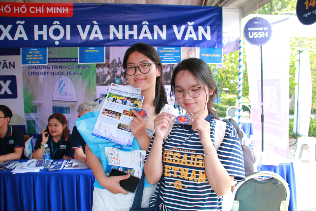 Các khối ngành Báo chí, Truyền thông, Ngôn ngữ, Tâm lý học,... được các bạn học sinh tìm hiểu nhiều nhất - Ảnh: ĐỨC DƯƠNG