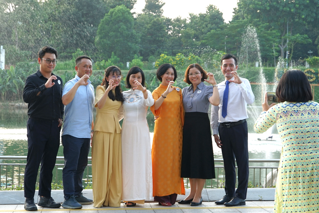 Các thầy, cô vui vẻ lưu giữ những khoảnh khắc trong ngày gặp mặt - Ảnh: Thiên Phúc