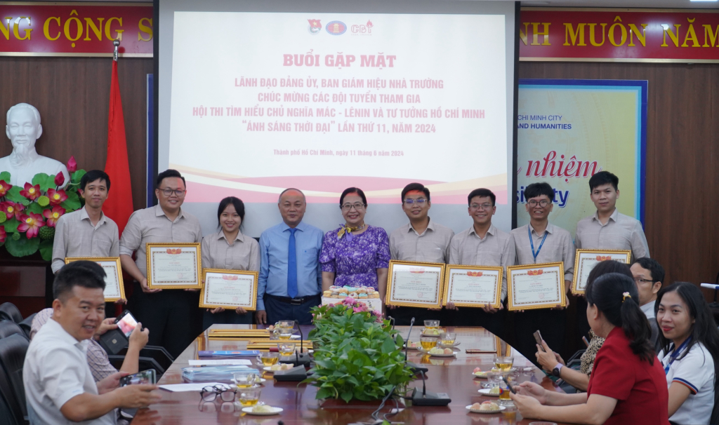 TS. Lê Thị Ngọc Điệp - Bí thư Đảng ủy và TS. Phan Thanh Định trao tặng giấy khen cho các đội thi - Ảnh: Phạm Trí