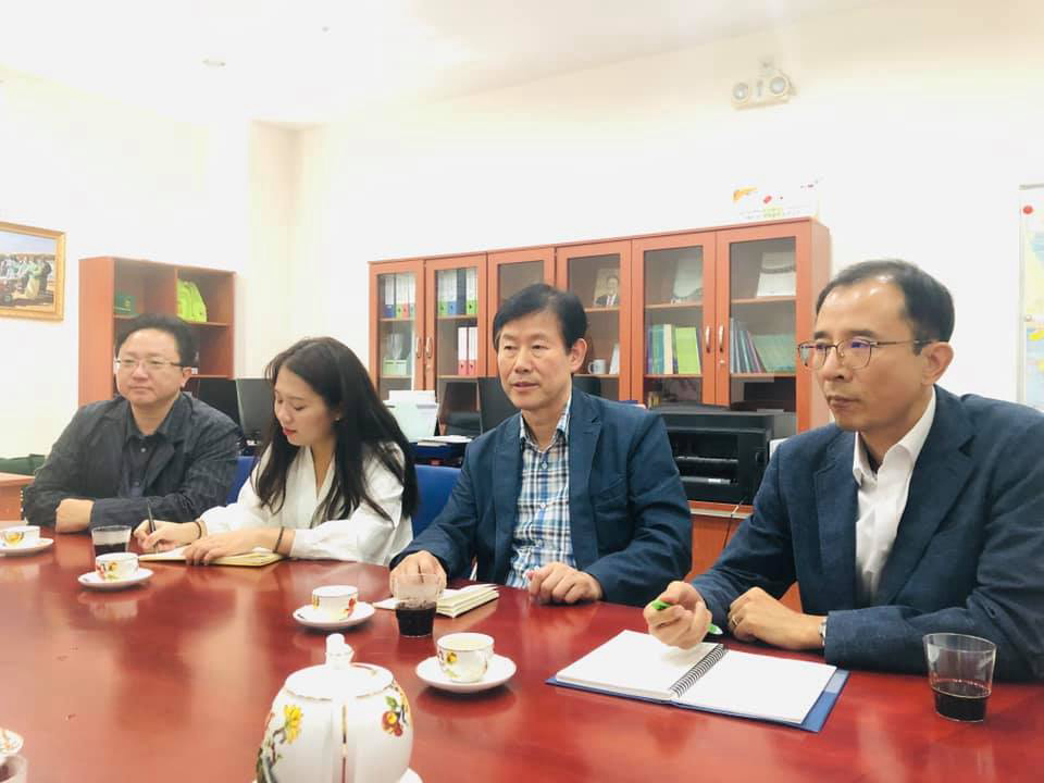  Ông Chang Dong Hee, Chủ tịch Quỹ SGF (giữa); cùng Ông Lee Sang Woo (bìa phải), Giám đốc Dự án và Ông Kwak Busung (bìa trái), Chủ tịch Quỹ SGF Việt Nam.