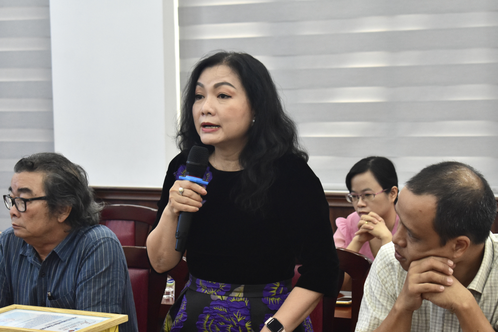 TS. Huỳnh Thị Hồng Hạnh - Trưởng Khoa Ngôn ngữ học phát biểu tri ân, cảm ơn PGS.TS Nguyễn Công Đức vì những cống hiến, giá trị tốt đẹp mà thầy đã mang lại cho Khoa Ngôn ngữ học - Ảnh: Phương Khanh