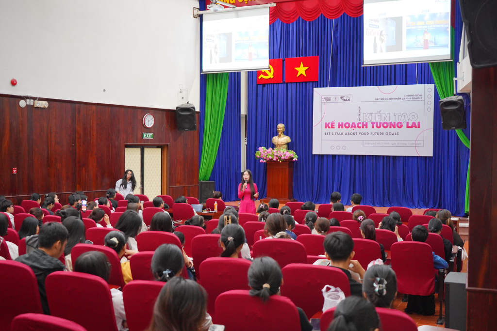 E-talk số 12 diễn ra tại Hội trường Tổng hợp (cơ sở Thủ Đức) - Ảnh: Phạm Trí