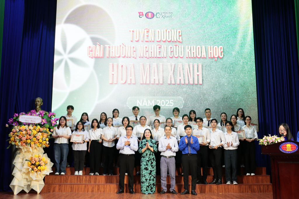 Những gương mặt trẻ tiêu biểu đã xuất sắc đạt giải thưởng Nghiên cứu Khoa học Hoa Mai Xanh - Ảnh: NGUYÊN KHANG