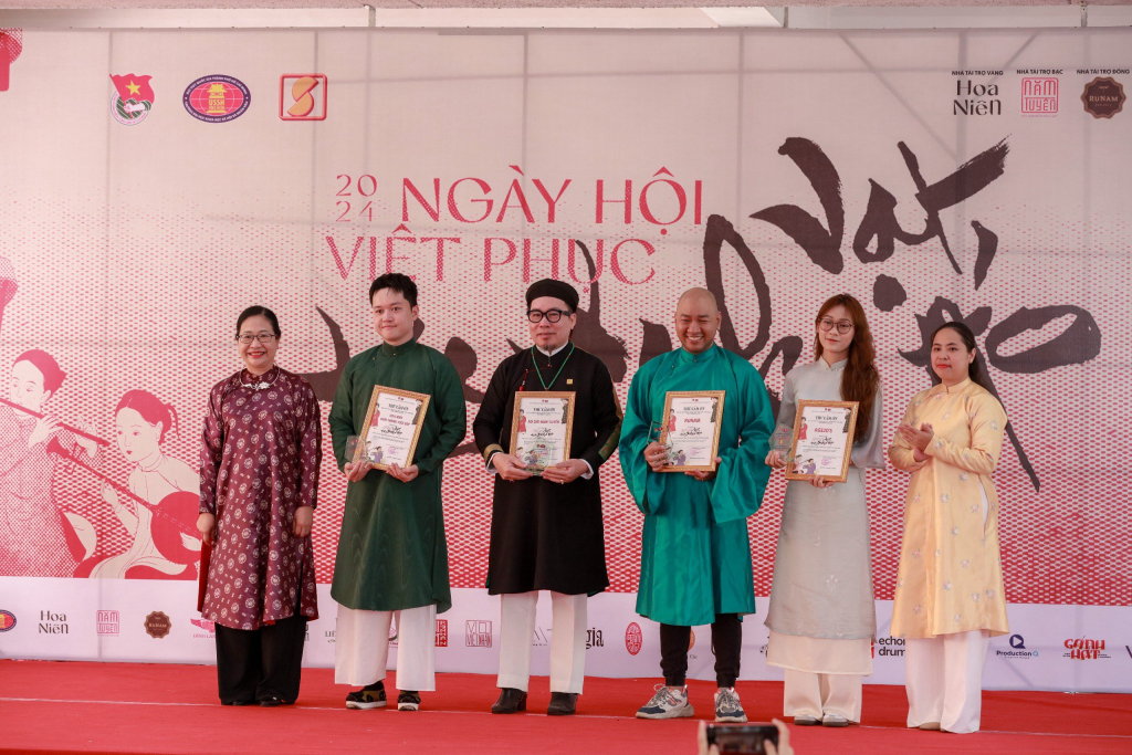 Nghi thức trao kỷ niệm chương và thư cảm ơn cho các đơn vị - Ảnh: Lý Nguyên