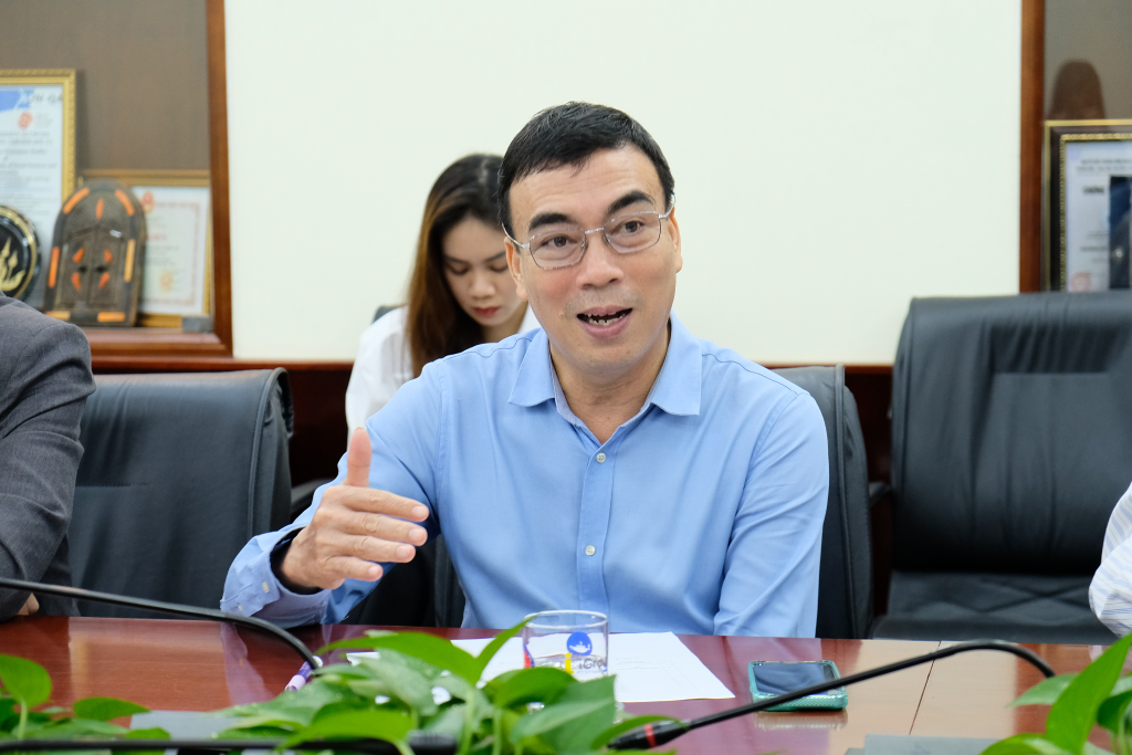 TS. Phạm Tấn Hạ trong buổi làm việc - Ảnh: Huyền Linh
