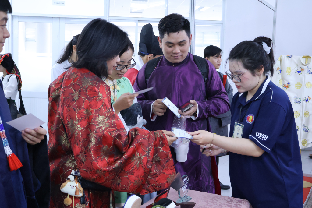 Nhiều bạn trẻ đến từ sớm để tham dự chương trình - Ảnh: TUYẾT TRINH