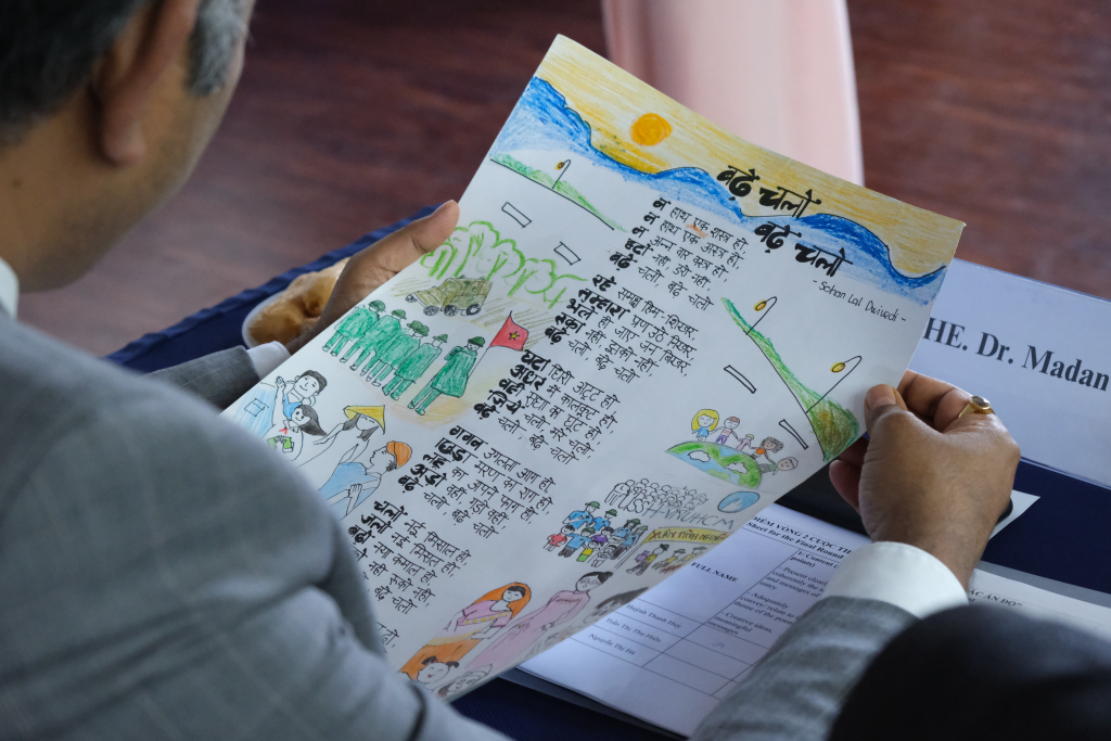 Một trong những bài dự thi cuộc thi “Nét chữ Hindi – Họa sắc Ấn Độ” - Ảnh: Hương Mỹ