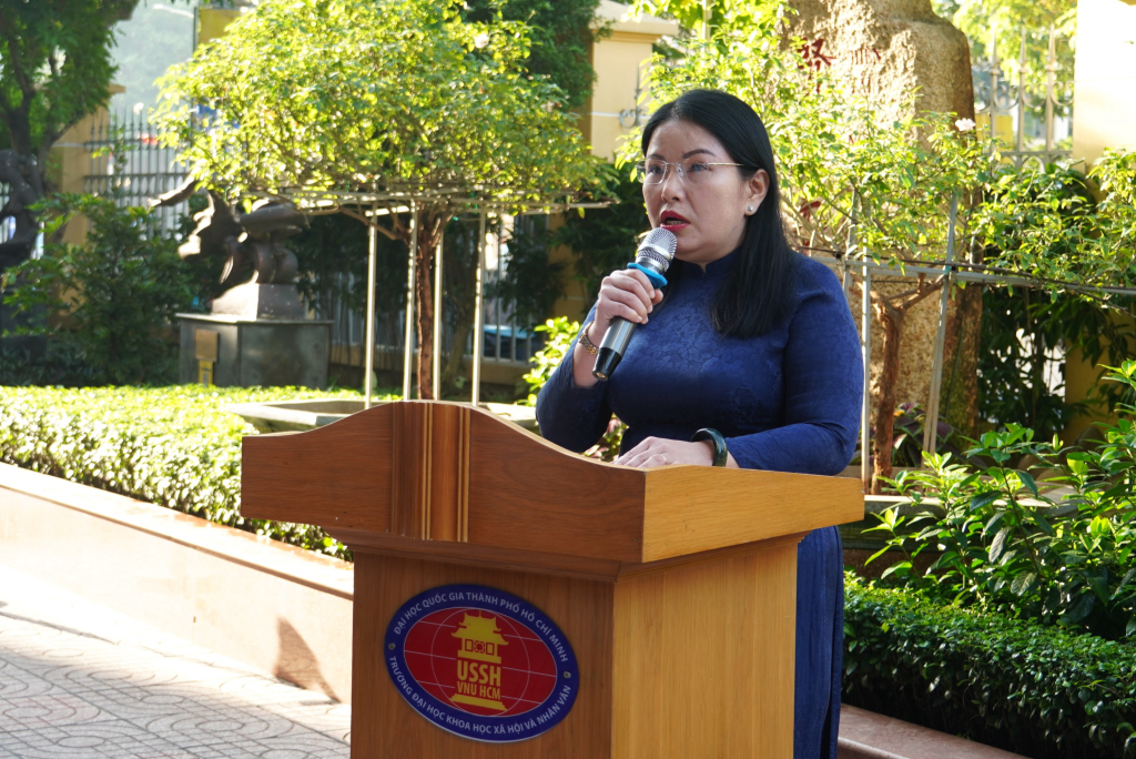 TS. Phan Thanh Tâm chủ trì Lễ chào cờ và chương trình Sinh hoạt dưới cờ - Ảnh: KHÁNH MY