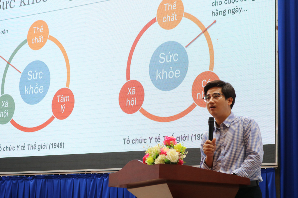 TS. Nguyễn Văn Tường trình bày tham luận “Một số vấn đề tâm lý thường gặp của sinh viên và giải pháp của tổ chức Đoàn” - Ảnh: Tuyết Hồng