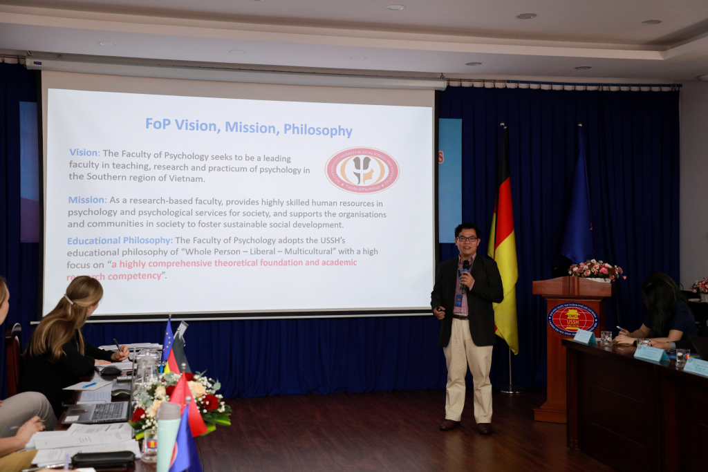 TS. Phạm Kim Anh giới thiệu về Tầm nhìn, Sứ mệnh và Triết lý giáo dục của khoa Tâm lý học - Ảnh: Lý Nguyên