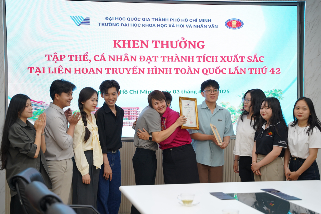 Cái ôm đại diện cho chặng hành trình gắn bó của cô trò trong quá trình tạo nên “Cuộc gọi 911” và “Nội Mai” - Ảnh: MỸ TUYẾT