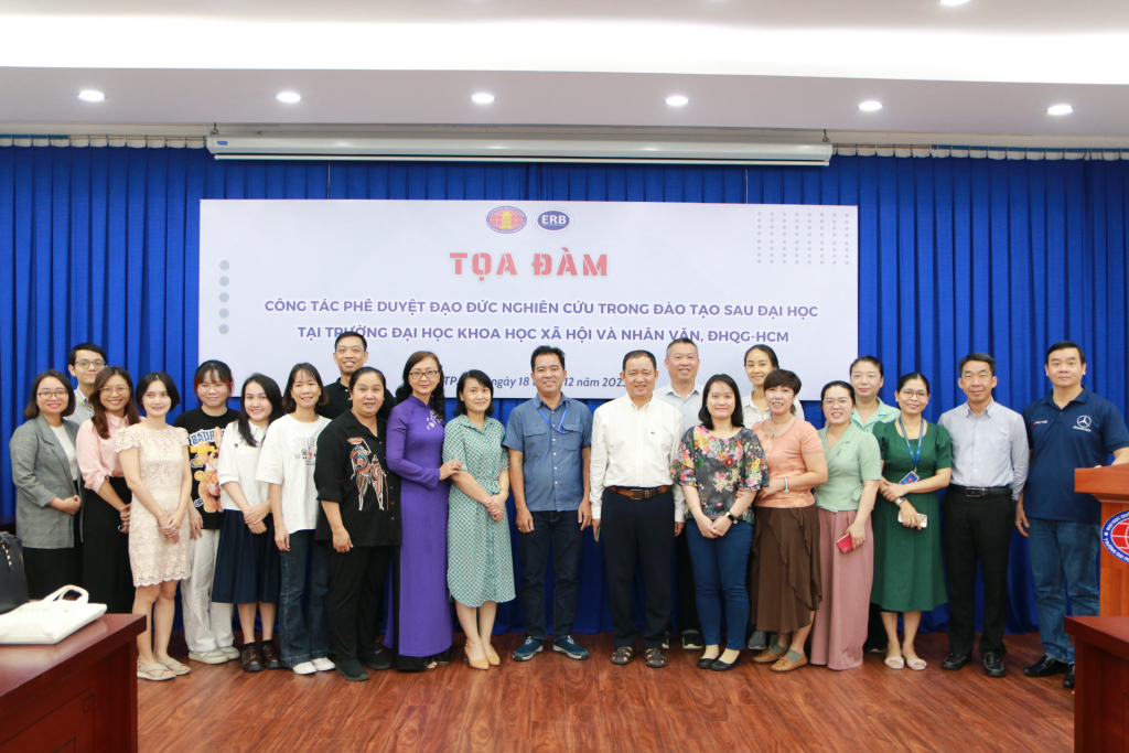 Người tham gia tọa đàm chụp ảnh lưu niệm - Ảnh: Quỳnh Mai