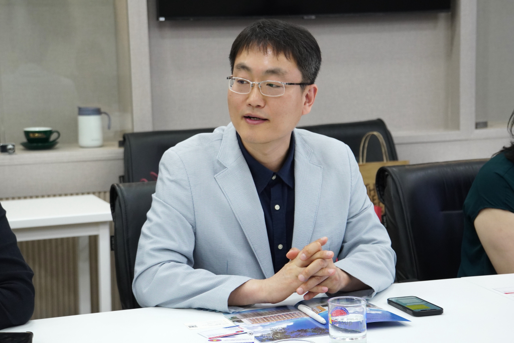 Ông Ye Soung Ho chia sẻ sinh viên Trường Đại học Ngoại ngữ Seoul được trang bị kiến thức chuyên sâu về nhiều lĩnh vực khác nhau - Ảnh: KHÁNH MY