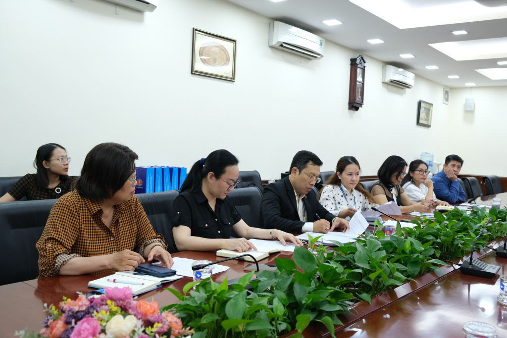 Đại diện Trường ĐH KHXH&NV, ĐHQG-HCM lắng nghe những đề xuất của đối tác - Ảnh: Hương Mỹ