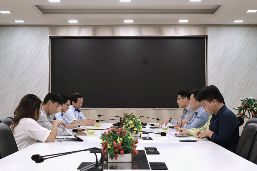 Lãnh đạo Nhà trường thảo luận với đại diện BSA về các giải pháp hỗ trợ sinh viên - Ảnh: KHÁNH BĂNG