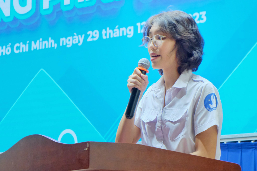 Bạn Vũ Hoàng Thảo Ngọc - Phó chủ tịch Hội sinh viên Trường ĐH KHXH&NV, ĐHQG-HCM báo cáo về các khảo sát đã thu thập - Ảnh: Huyền Linh