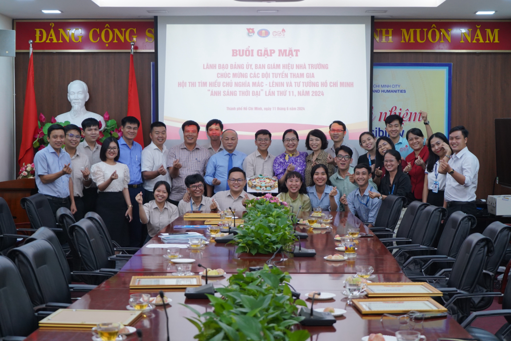 Người tham gia chụp ảnh lưu niệm - Ảnh: Phạm Trí