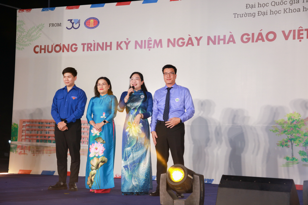 TS. Lê Thị Ngọc Điệp hy vọng các thầy, cô sẽ có một buổi tiệc ấm áp và nhiều niềm vui - Ảnh: Lý Nguyên