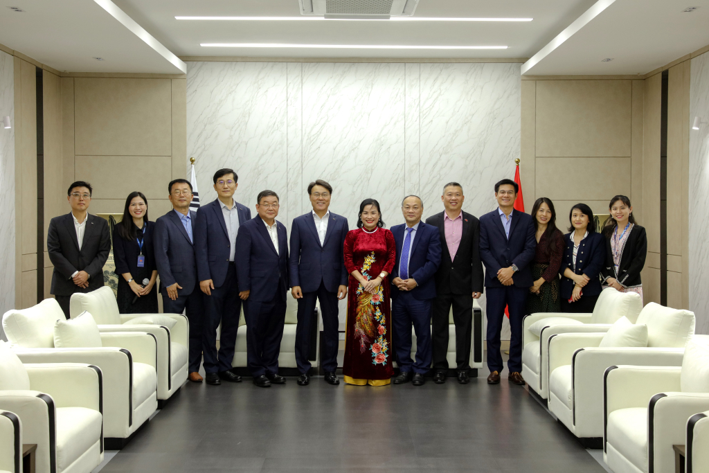 Phòng khánh thiết được đặt tại cơ sở Đinh Tiên Hoàng, ngay cạnh phòng họp của lãnh đạo Nhà trường - Ảnh: Lý Nguyên