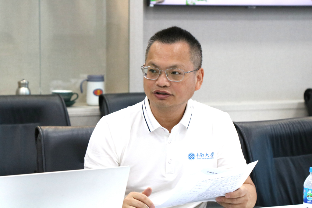 GS. Thịnh Hổ bày tỏ tâm huyết trong việc chuẩn hóa chương trình đào tạo riêng biệt cho sinh viên Việt Nam trong bối cảnh công nghệ AI đối với tiếng Việt còn nhiều hạn chế - Ảnh: YẾN NHI.