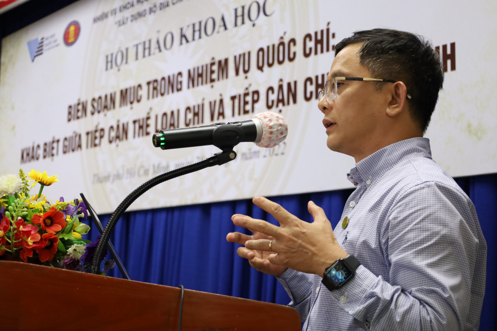 Về vai trò tư liệu trong biên soạn Quốc chí, PGS.TS. Nguyễn Tiến Vinh – Viện phó Viện Trần Nhân Tông, ĐHQGHN; Thành viên Ban Thư ký Nhiệm vụ Quốc chí nhấn mạnh: “Khi làm tốt được công tác tư liệu, chúng ta sẽ đảm bảo được rất nhiều nguyên tắc trong biên soạn” (Ảnh: Tuyết Hồng)