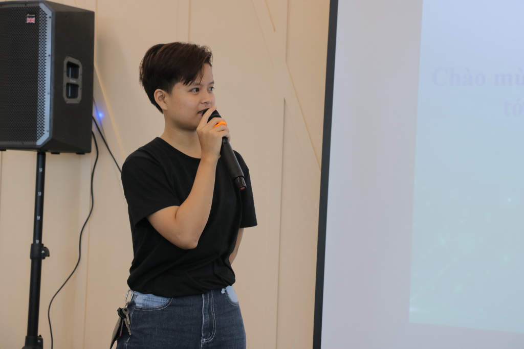 Bạn Kim Anh - Sinh viên trường ĐH Kinh tế có thắc mắc về cách thu hút nguồn vốn khởi nghiệp - Ảnh: Ngọc Huyền