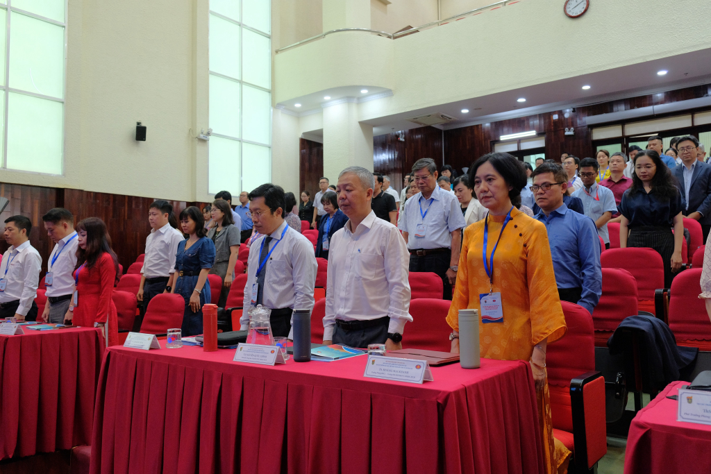 Trước khi hội thảo bắt đầu, toàn thể hội trường đã dành phút mặc niệm để tưởng nhớ anh linh Đồng chí Nguyễn Phú Trọng - Tổng Bí thư Ban Chấp hành Trung ương Đảng Cộng sản Việt Nam - Ảnh: Huyền Linh