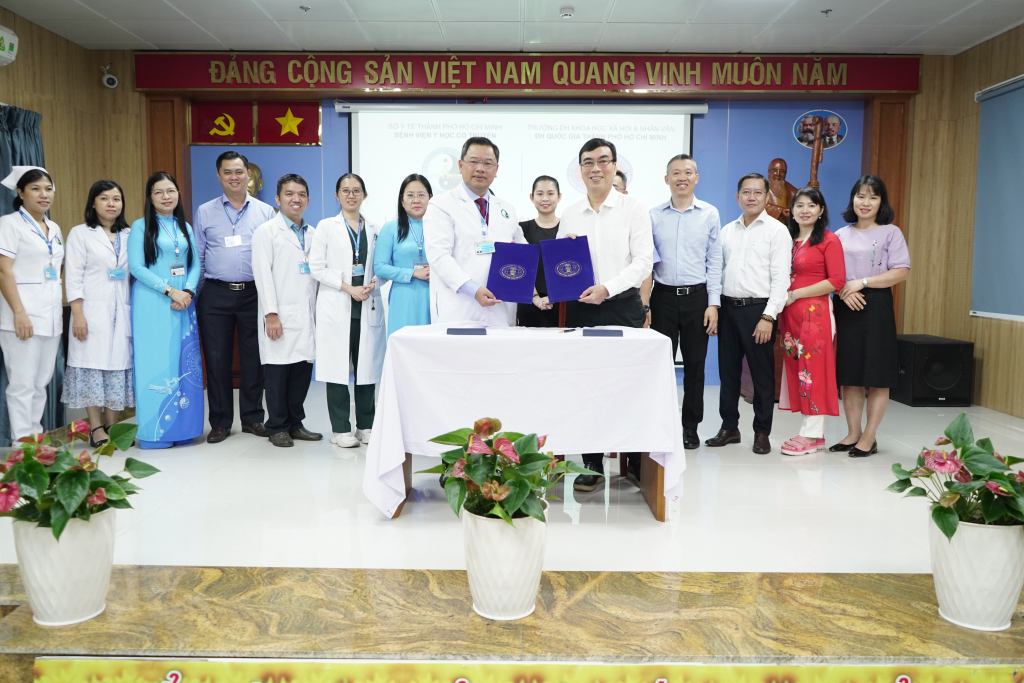 TS. Phạm Tấn Hạ và Thầy thuốc ưu tú, Bác sĩ CKII Đỗ Tấn Khoa ký kết Biên bản ghi nhớ MoU - Ảnh: Phạm Trí