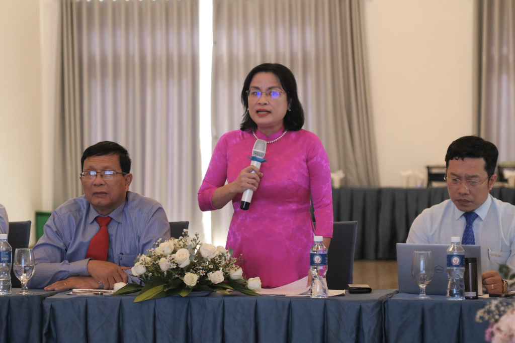 PGS.TS Ngô Thị Phương Lan chủ trì phần thảo luận - Ảnh: Hồng Ngân