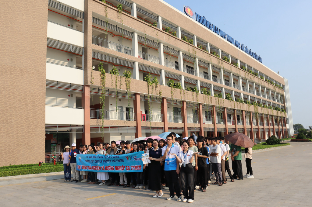 Đoàn tham quan trải nghiệm không gian hồ Ánh Dương của Nhà trường - Ảnh: Nhật Ánh